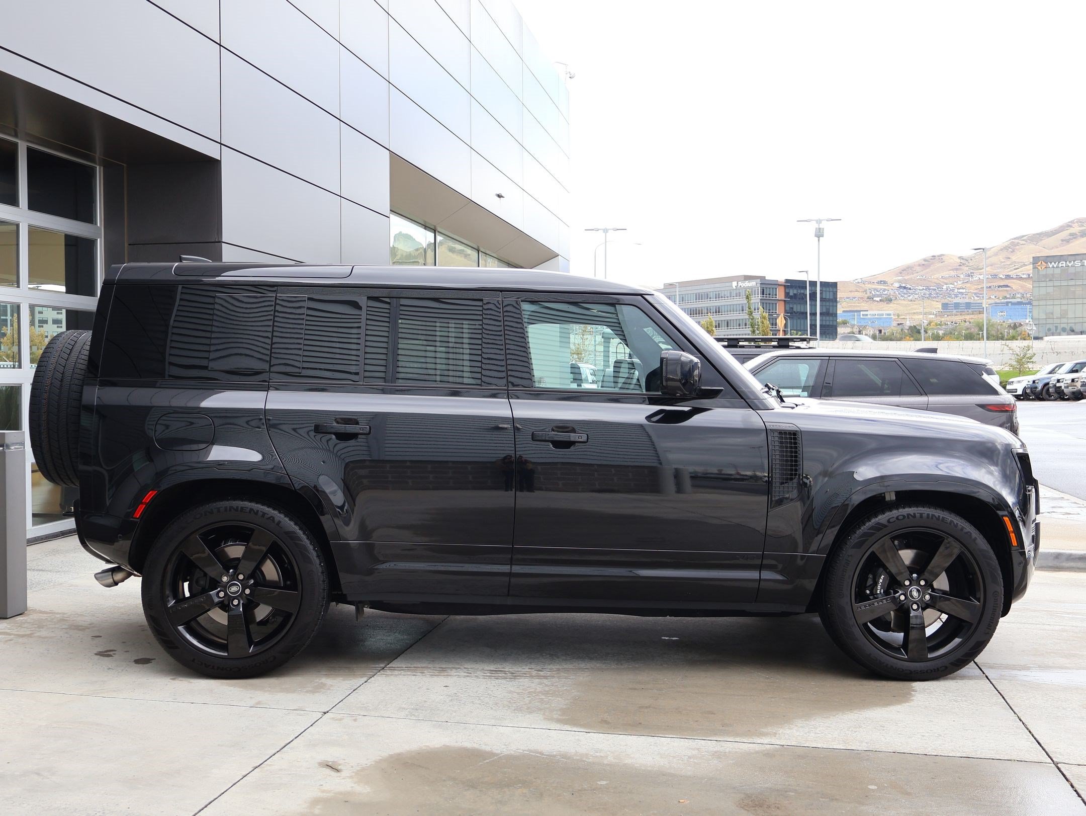 Used 2025 Land Rover Defender 110 V8 AWD/4WD image 5