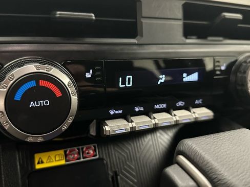 Used 2025 Toyota Tacoma SR5 AWD/4WD image 25