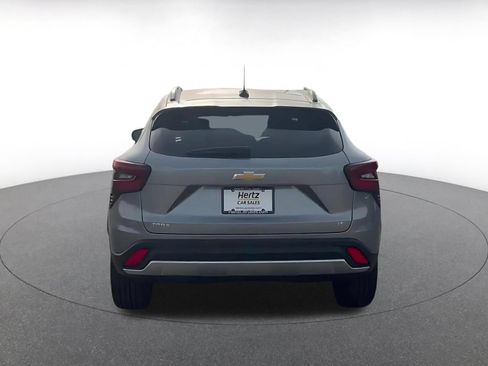 Used 2025 Chevrolet Trax LT FWD image 12