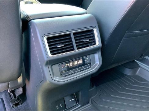 Used 2024 Volkswagen Atlas SE FWD image 30