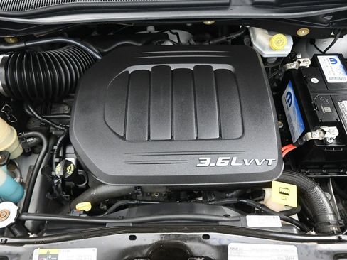 Used 2016 Dodge Grand Caravan SE image 25