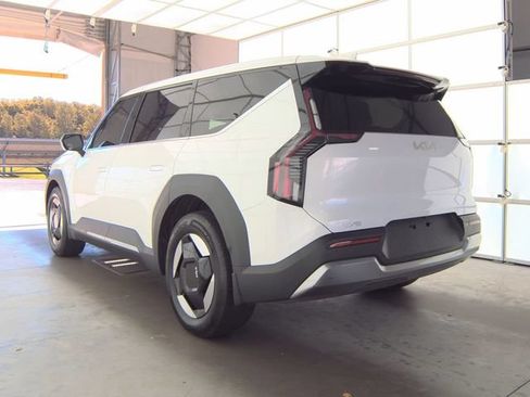 Used 2024 Kia EV9 Light Long Range RWD image 4
