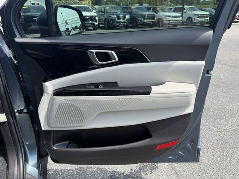 Used 2024 Kia Carnival EX FWD image 23