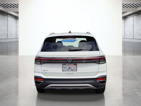 Certified 2025 Volkswagen Taos SE FWD image 8
