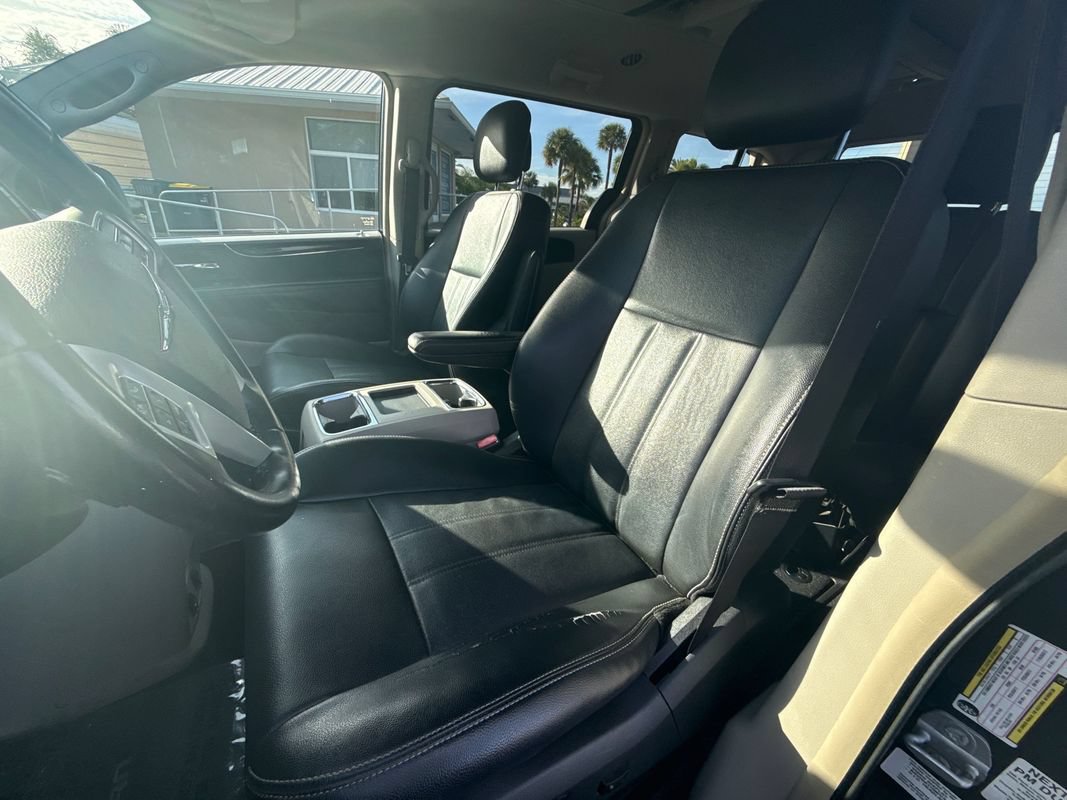 Used 2014 Chrysler Town & Country Touring FWD image 11