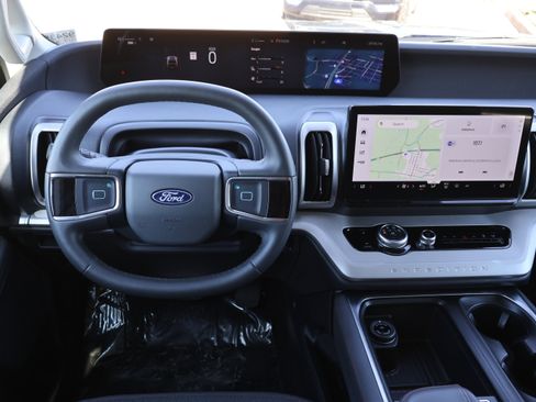 Used 2025 Ford Expedition Active image 25