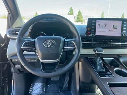 Used 2024 Toyota Sienna XLE FWD image 11