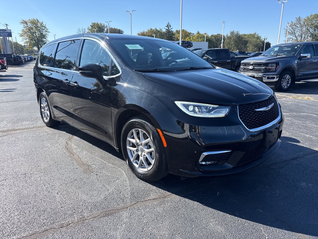 Used 2025 Chrysler Pacifica Select FWD image 4