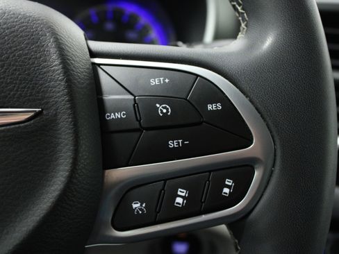 Used 2024 Chrysler Pacifica Touring-L FWD image 22