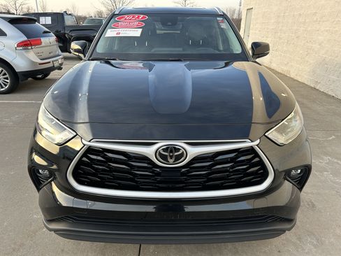 Used 2023 Toyota Highlander XLE image 2