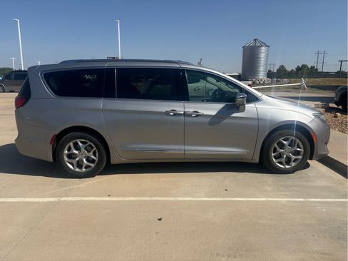 Used 2017 Chrysler Pacifica Limited w/ Advanced Safetytec Group FWD image 3