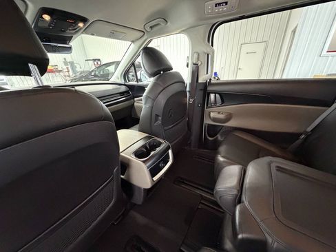 Used 2025 Kia Carnival FWD image 25