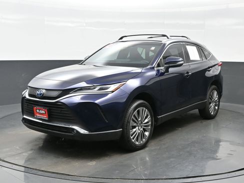 Used 2024 Toyota Venza XLE image 2