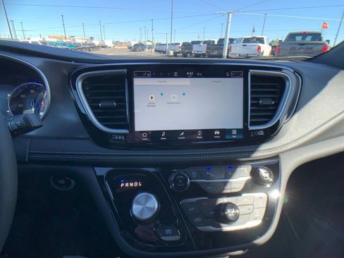 New 2026 Chrysler Pacifica Select AWD/4WD image 19