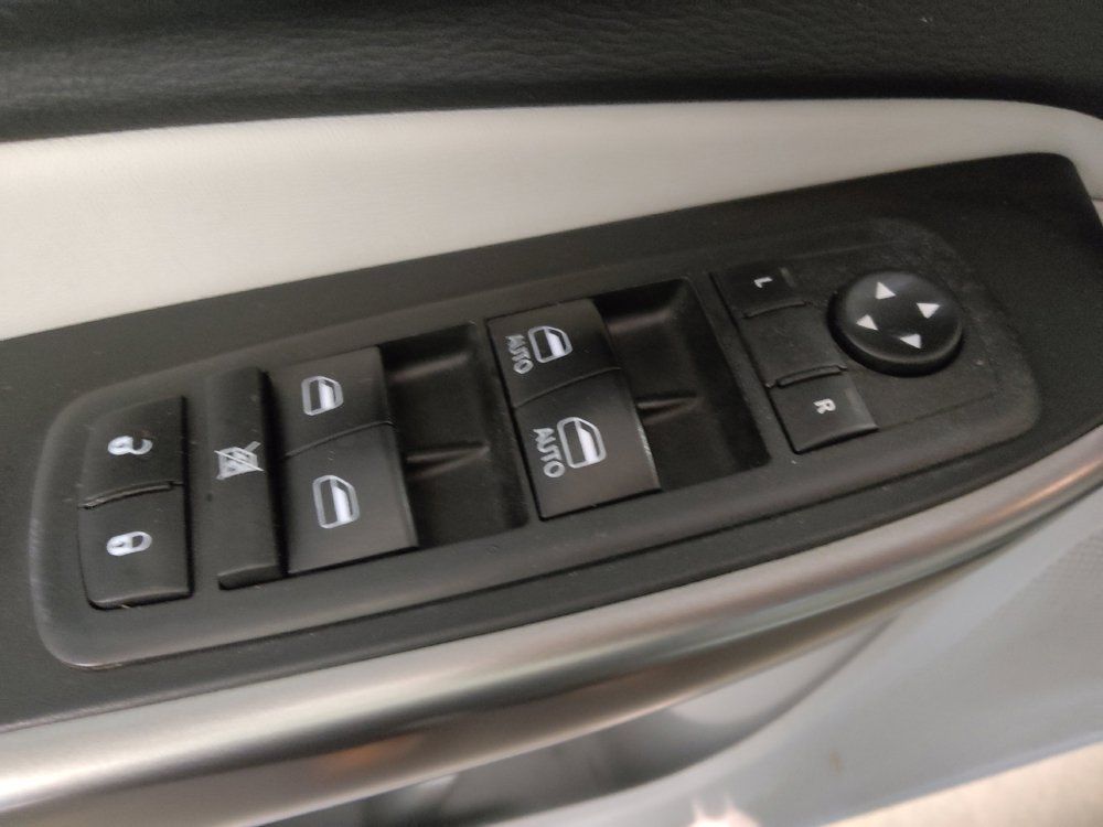 Used 2019 Jeep Cherokee Limited FWD image 27