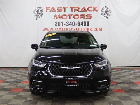 Used 2024 Chrysler Pacifica Touring-L image 2