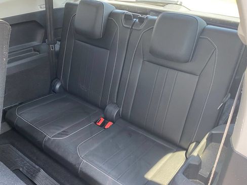 Used 2023 Volkswagen Tiguan SE w/ Panoramic Sunroof Package FWD image 11