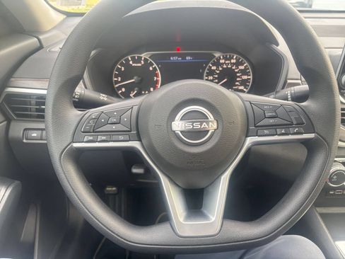 Used 2025 Nissan Altima 2.5 SV FWD image 35
