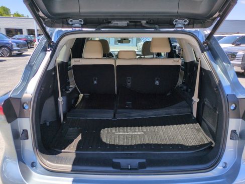 Used 2023 Toyota Highlander XLE AWD/4WD image 30