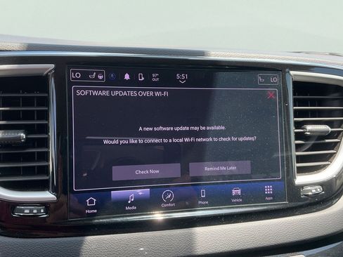 Used 2024 Chrysler Pacifica Touring-L FWD image 22