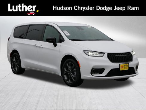 New 2026 Chrysler Pacifica Select image 1