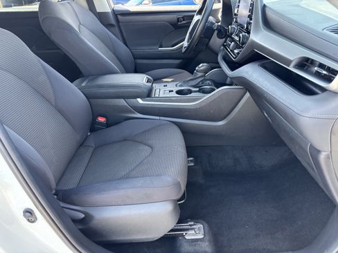 Used 2021 Toyota Highlander L FWD image 9