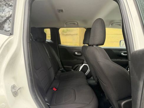 Used 2018 Jeep Renegade Latitude w/ UConnect 8.4 Nav Group image 28