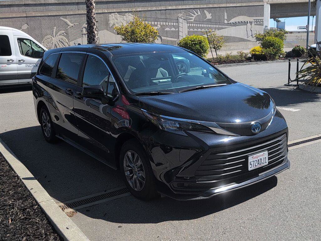 Used 2025 Toyota Sienna LE AWD/4WD image 4