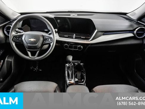 Used 2025 Chevrolet Trax LT FWD image 22