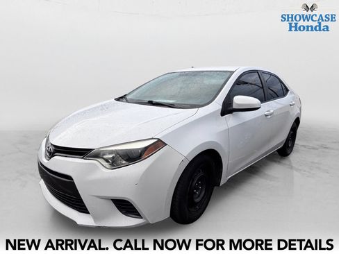 Used 2016 Toyota Corolla LE FWD image 2
