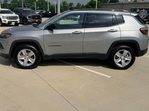 Used 2022 Jeep Compass Latitude w/ Sun and Sound Group AWD/4WD image 3