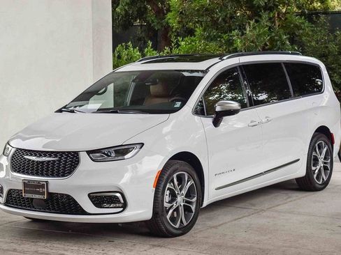 New 2026 Chrysler Pacifica Pinnacle w/ Trailer Tow Group AWD/4WD image 3