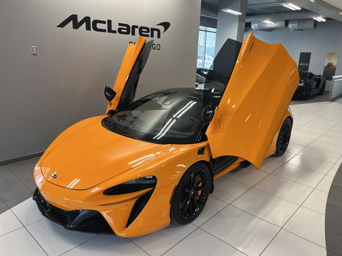 Used 2023 McLaren Artura image 13
