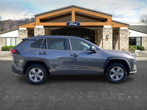 Used 2022 Toyota RAV4 LE AWD/4WD image 4