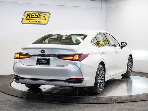 Used 2025 Lexus ES 300h w/ Premium Package FWD image 4