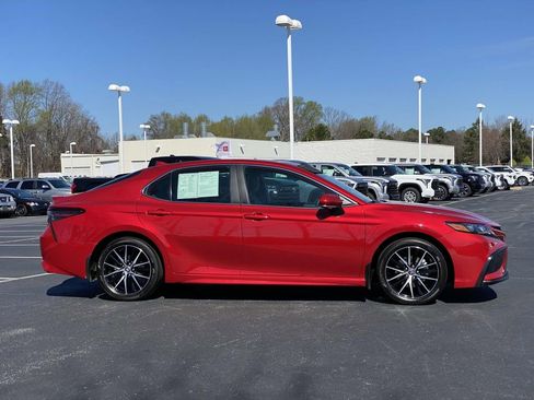 Used 2022 Toyota Camry SE image 5