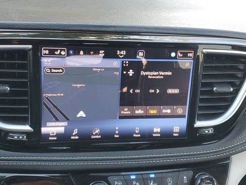 Used 2024 Chrysler Pacifica Limited w/ Uconnect Theater Family Group image 17