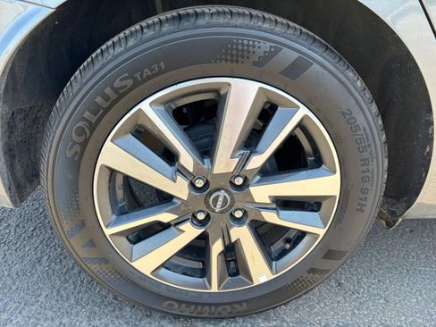 Used 2025 Nissan Versa SV FWD image 28
