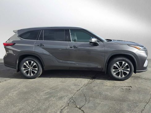 Used 2022 Toyota Highlander XLE image 2