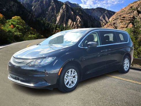 Used 2022 Chrysler Voyager LX image 7