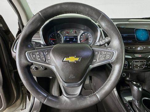 Used 2018 Chevrolet Equinox Premier image 11