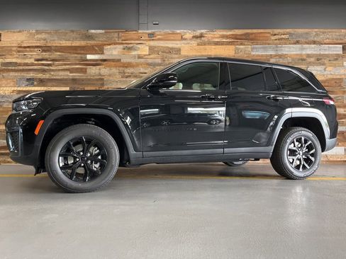 New 2026 Jeep Grand Cherokee Altitude AWD/4WD image 18