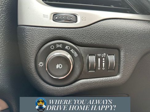 Used 2017 Jeep Cherokee Limited image 22