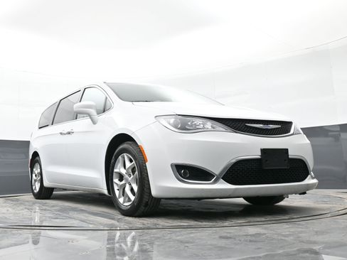 Used 2018 Chrysler Pacifica Touring Plus w/ Tire & Wheel Group image 43