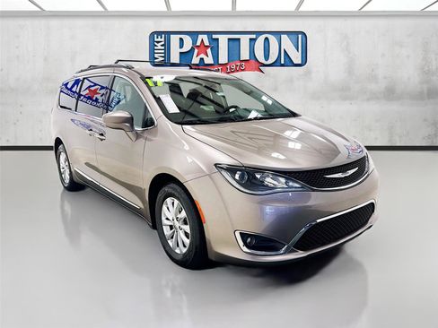 Used 2017 Chrysler Pacifica Touring-L image 1