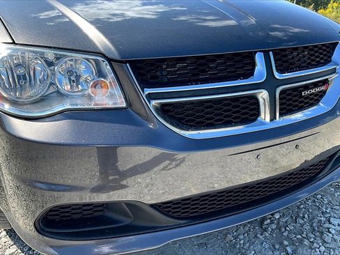 Used 2018 Dodge Grand Caravan SE w/ UConnect Hands-Free Group image 27