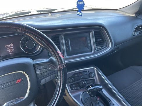 Used 2015 Dodge Challenger SXT image 10