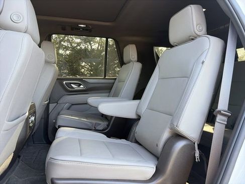 Used 2023 GMC Yukon SLT w/ SLT Premium Package image 11