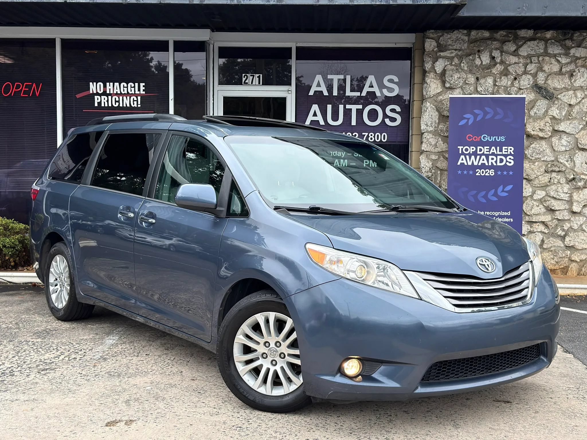 Used 2017 Toyota Sienna XLE Premium FWD image 1
