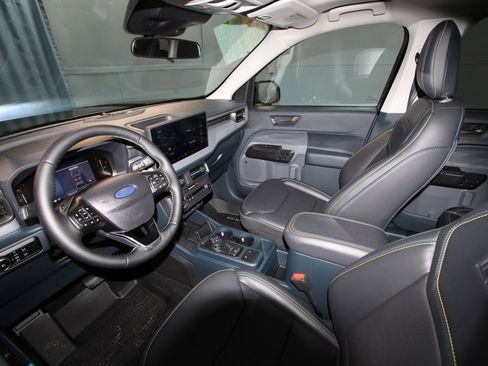 Used 2025 Ford Maverick Lobo image 2